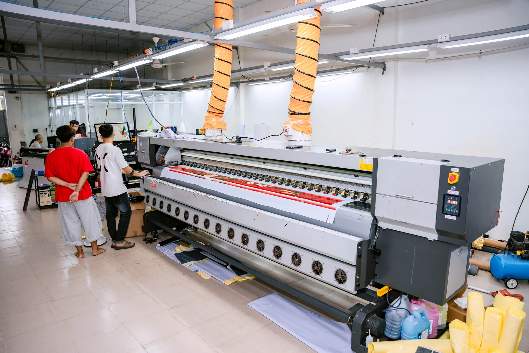 Đội ngũ làm việc bên máy in tại xưởng Thảo Nguyên