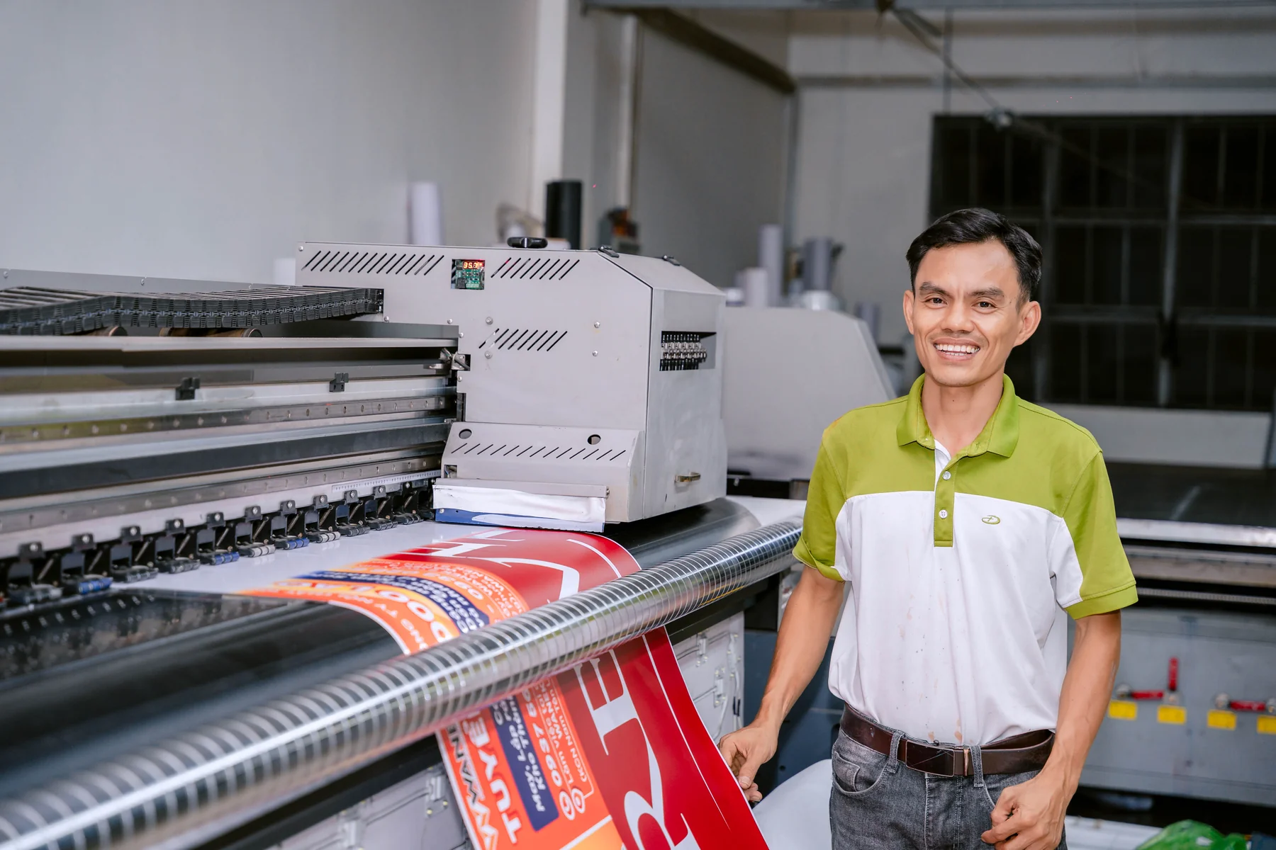 Nhân sự bên máy in tại xưởng Thảo Nguyên